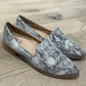 Women’s Beast Fashion Size 6 Snakeskin Loafer Flats